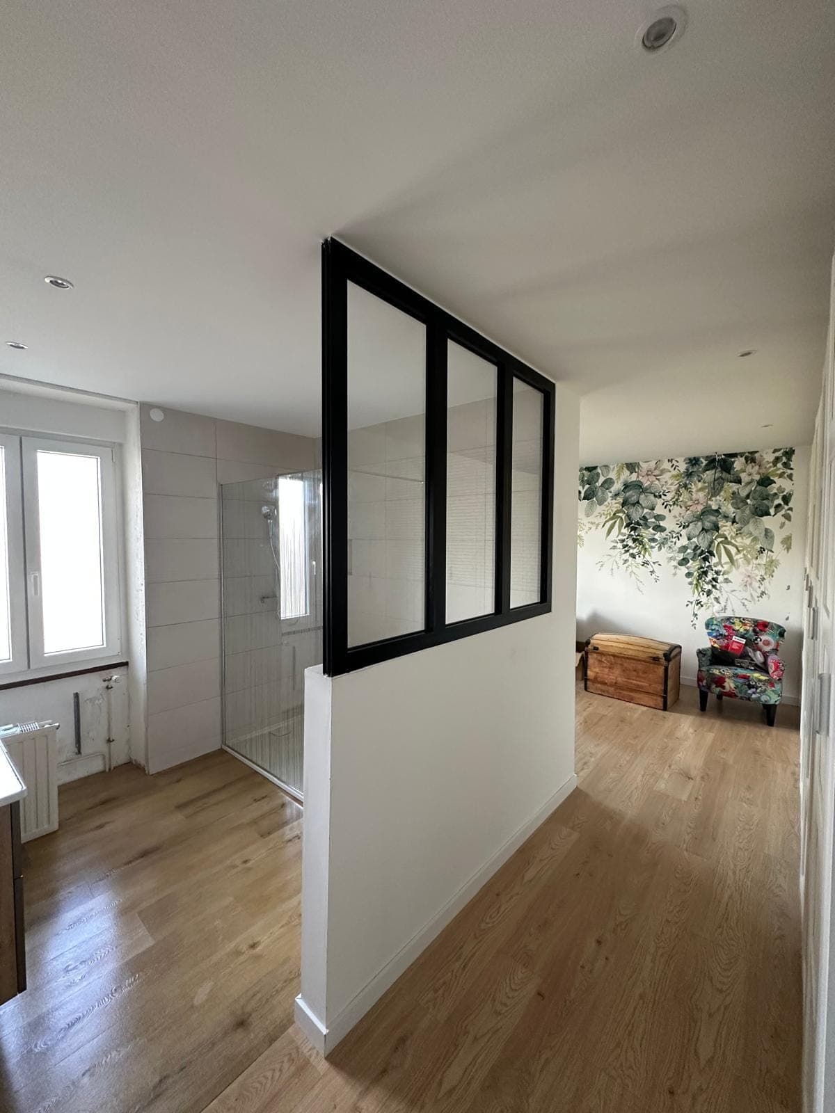 Verrière intérieure style atelier en acier noir séparant une salle d'eau, posée par REM Fermetures